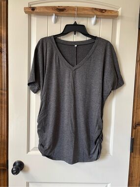 NWT Women's Gray V-Neck Short Sleeve Top